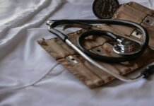 2025학년도 의대 모집 4610명 확정…지역인재전형 1913명 black stethoscope with brown leather case
