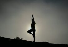 여름철 스트레스 해소를 위한 요가 동작 person doing yoga exercises