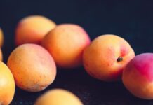 비타민의 필요성: 결핍이 미치는 영향 orange and red peaches