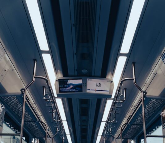 인천 2호선 출근시간대 열차 운행 간격 단축, 시민 불편 해소 기대 a long empty train car with no people on it