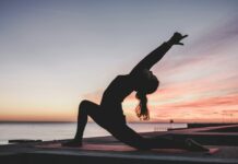 요가와 필라테스, 두 운동의 차이점과 장점 분석 silhouette photography of woman doing yoga
