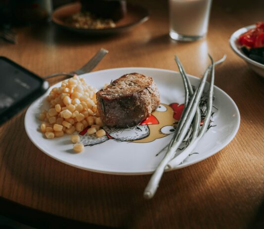 신체 에너지를 극대화하는 습관: 올바른 음식과 운동 A plate of food on a wooden table