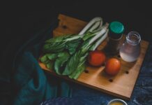 체중 감량을 위한 최고의 식단: 전문가의 조언 vegetable salad in bowl with fork, knife, and glass