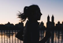 추운 날씨를 극복하는 야외 러닝 팁 silhouette photo of woman running