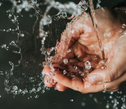 일상 속에서 면역력을 강화하는 방법 a person holding their hands under a stream of water