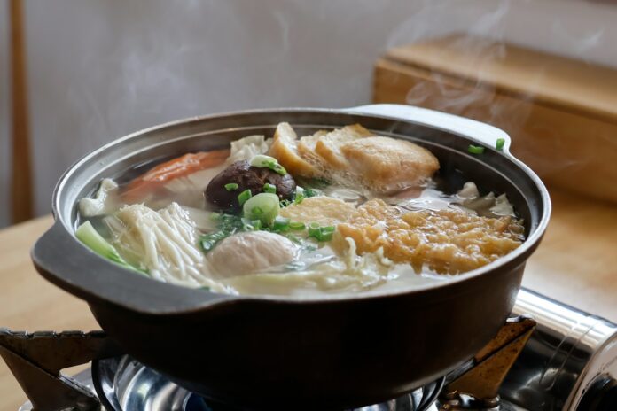 Photo by You Le a pot of soup on top of a stove