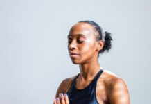 운동이 스트레스 해소에 효과적인 이유 woman wearing black sports bra