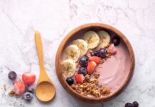 소화 건강을 위한 최고의 식단 brown wooden spoon on white ceramic bowl