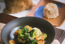 채식으로 구성해보는 건강한 식단 vegetable salad served on black ceramic plate