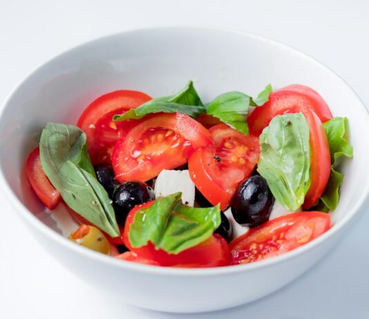 심리적 안정을 위한 균형 잡힌 식단 red and green bell pepper on white ceramic bowl