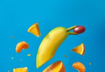 면역력강화를 위한 균형잡힌 식단 구성하기 sliced lemon fruit on blue surface