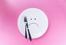 “저염식은 맛없다?”… 맛을 포기하지 않는 저염식 루틴 silver fork and knife on plate