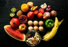 면역력 높이는 식습관, 건강한 생활의 첫걸음 yellow banana red apple and yellow banana fruit
