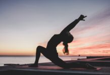 만성 통증 관리와 대체요법 silhouette photography of woman doing yoga