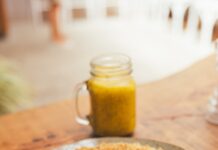 저탄고지(LCHF) 식단, 건강에 도움일까? 논란 속 과학적 근거를 살펴보다 bread with sliced lemon on blue ceramic plate