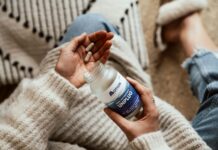 개인 맞춤형 영양 & 보충제, ‘나만의 건강 루틴’이 대세 person holding blue and white labeled plastic bottle