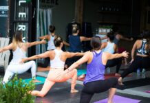 바쁜 일상 속 지친 몸과 마음, 대체요법으로 돌본다 woman in white tank top and pink leggings doing yoga