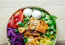 “근육, 건강의 숨은 조력자…일상에서 실천하는 근육 관리법” bowl of vegetable salad