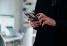 “만성피로, 작은 실천이 바꾼다… 일상 속 에너지 충전법” person holding black android smartphone