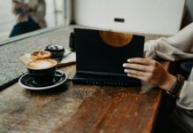 “마음챙김과 디지털 디톡스… 일상 속에서 지키는 정신건강” a woman sitting at a table using a laptop computer