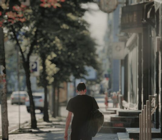 짧고 가볍게, 산책이 바꾼 건강한 하루…일상 속 걷기 열풍 man in black hoodie walking on sidewalk during daytime