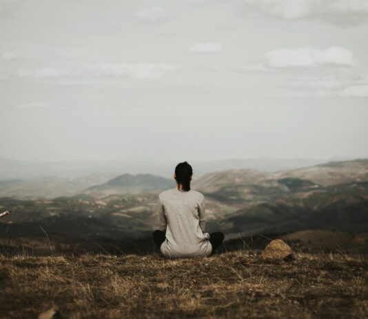 집에서 실천하는 ‘마음챙김 산책’… 심신이 건강해지는 새로운 트렌드 woman sitting on cliff overlooking mountains during daytime