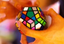 “뇌는 평생 관리가 필요해요”… 일상 속 뇌건강 지키는 실천법 person holding 3 x 3 rubiks cube