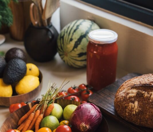 여성의 건강, 일상 속 작은 변화에서 시작된다 Fresh produce including tomatoes, carrots, and avocados on a counter.