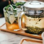 일상 속에서 실천하는 대체요법, 건강관리의 새로운 바람 clear glass mug on tray